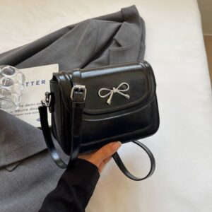 The new fashionable and high-quality glossy crossbody for women is paired with a small square bag