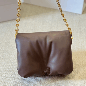 Designer bag handbag chain bag crossbody bag cloud bag women's shoulder bag envelope bag classic flap bag high quality lambskin christmas gift bag flap bag hollow logo