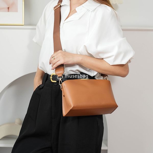 Urban niche design bag women's new wide shoulder strap high-end feel shell bag simple and large capacity one shoulder crossbody bag trendy