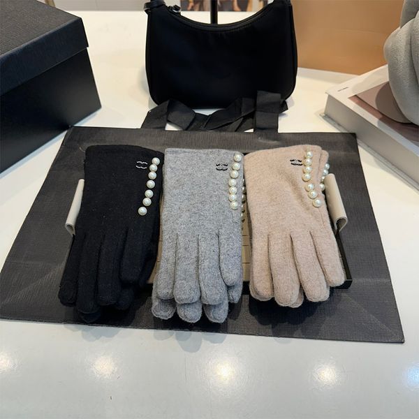 Designer Autumn Leopard Print Gloves For Warmth Luxury Men And Women Thick Cashmere Letter Gloves For Winter Five Fingers Cold Protecti