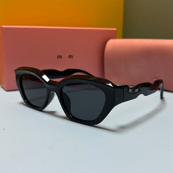 Designer Sunglasses Unisex Classic Regular Sunglasses Retro Rendering Casual Sunglasses Availables in 5 Colors