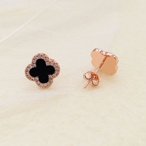 S925 pure silver four-leaf clover stud earrings | Black diamond contrast + lucky charm. This "invisible blessing earring" is comfortable to wear for 7 days.