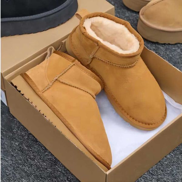2024 Hot AUS Boots U5854 Classical Short Mini Women Snow Boots keep Warm Boot Man Womens Plush Casual Warms Booties Sheepskin Suede Shoes Chestnut Free Transshipment