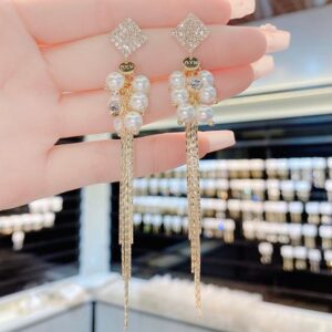 Chic Fashionable Slimming Cold Style Dangling Drop Necklace Design in White Gold Plated Finishing