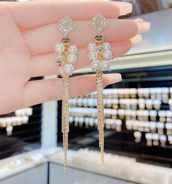 Chic Fashionable Slimming Cold Style Dangling Drop Necklace Design in White Gold Plated Finishing