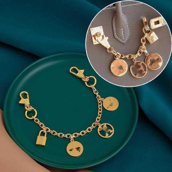 Keychains Lanyards Designer Keychain Fashion Classic Brand Key Decorative Chain Accessories Gold chain Pendant Womens Bag Accessory Olga metal pendant