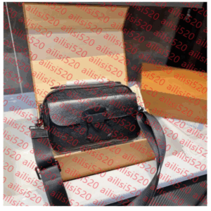 Men Leather Luxurys Designer bags men Leather Black Flowers Messenger Purse Crossbody Bags Shopping Bag Plain Shoulder bag Handbags Women Wallets purse bag