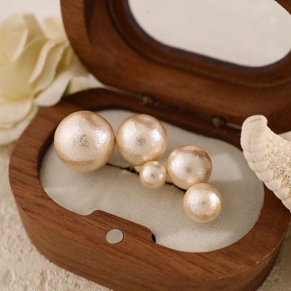 Timeless Chic Accessory Set: Sophisticated Retro-Essence Single Postpearl Stud Earring Collection