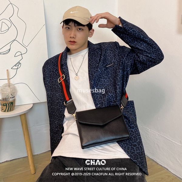 Men's fashion trend men's envelope bag color contrast wide strap crossbody bag simple all-in-one shoulder bag new style
