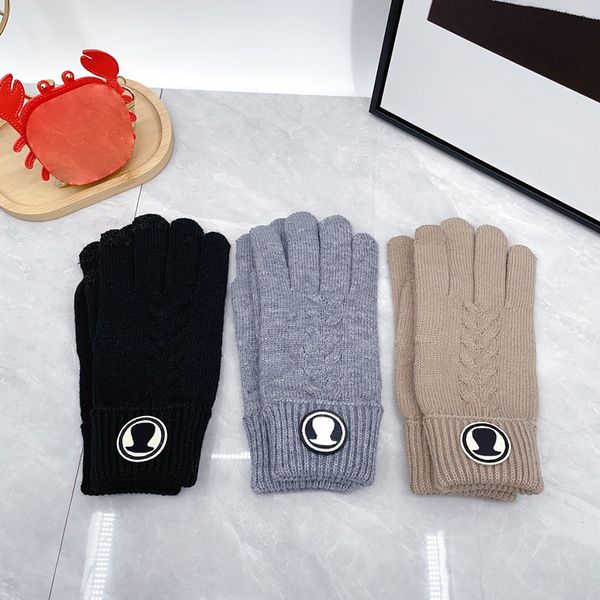 Designer Autumn Leopard Print Gloves For Warmth Luxury Men And Womens Thick Cashmere Letter Gloves For Winter Five Finger Cold Protecti