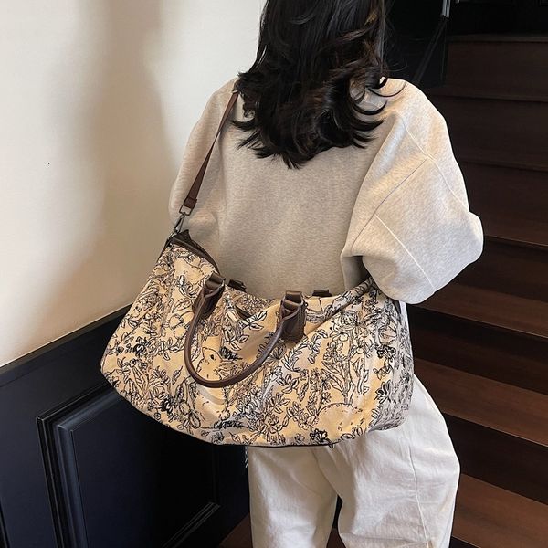 Men's Large Capacity Shoulder Bag 2025 New Women's Luxury Brand Handbag Fashion Design Personalized Leisure Commuter Travel Bag Outdoor Commuter Bag