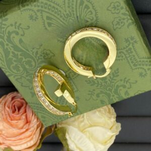 new pair of earrings – the basic style is simple and versatile Featuring gold with diamonds they are suitable for both parties and daily wear