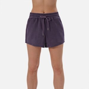 Wearing yoga shorts in one pair, moisture wicking and sweat wicking, allowing for free switching between sports and leisure activities