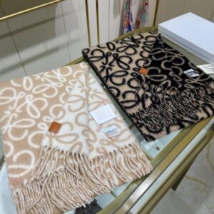 New fall winter style scarf can also be used as a shawl Floral double-sided long scarf featuring the brand's classic LOGO design Material: 49% wool + 30% alpaca wool + 21%