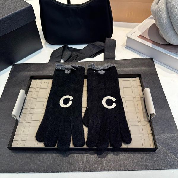 Designer Golves Outdoors Warm Mens And Women Windproof Coldproof Golves Retro Serviceable Versatile Mittens With 4 Colors To Choose From