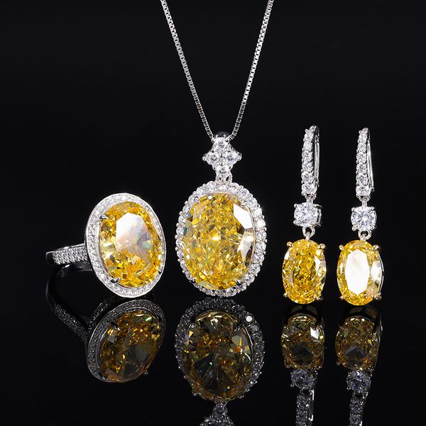 Opulent Bridal Accessory Eye-catching Ice-Cut Necklace Featuring a Massive Central Gemstone