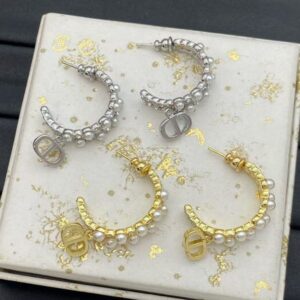 Letter pendant earrings – two styles of pearl-studded earrings. Fashionable and sophisticated. Round shape. Golden color.