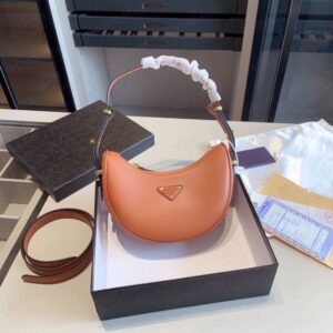 Designer Bag Half Moon Totes Fashion Handbags Evening Bags Classic Crossbody with Double Shoulder Strap Triangle Letter Present Box