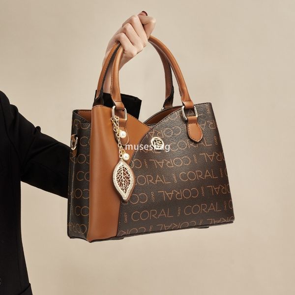 Designer Women's PU Fashion Women's Crossbody Bag Large Capacity Advanced Practical Multi functional Handbag Water Bucket Bag Retro Gold Classic Tote Bag