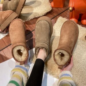 2024 Ultra Mini Boot Platform Ankle Fur Boots Designer Men Woman Fluffy Mule Winter Warm Booties House Shoe Chestnut