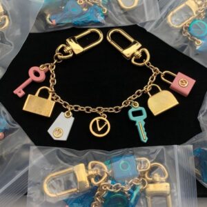 High Quality Keychain Classic Exquisite Luxury Designer Car Keyring Zinc Alloy Letter Unisex Lanyard Gold Black Metal Small Jewelry