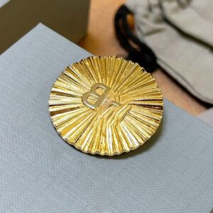 Fashionable retro round brooch for women