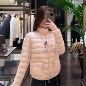 Female Tops Womens Jackets Puffy Long Sleeves Woman Down Coats Winter Outwears Designer Lady Bomber Jacket Windbreaker Short Coat Size S-XL