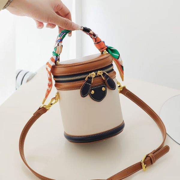 New niche designer designed cylindrical bag, retro and fashionable handheld crossbody bucket bag for women