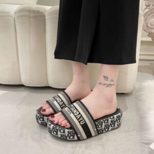 2024 New Designer Slippers Womens Summer Sandals Fashion Embroidered Platform Sandal wool slippers women