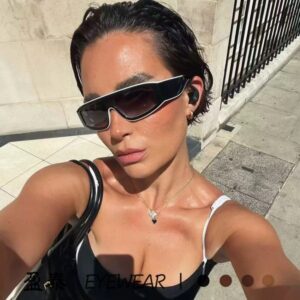 Cat-eye leopard print small sunglasses for men and women, with a sophisticated style.