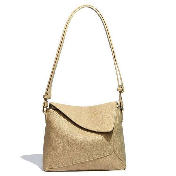 High end 2025 new large capacity niche versatile single shoulder crossbody hand-held women's armpit bag for going out