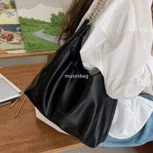 High end niche design Korean version chain tote bag large capacity bag new bag fashionable commuting women's bag soft leather shoulder bag