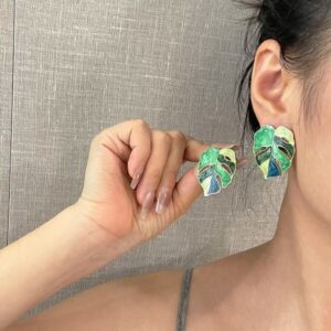 wholesale in stock 2025 new style gold metal green leaf ear studs for women earrings ancient senior simple summer temperament jewellery