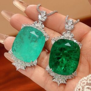 Luxurious Womans Emerald Beaded Choker with Dazzling Crystal Pendant