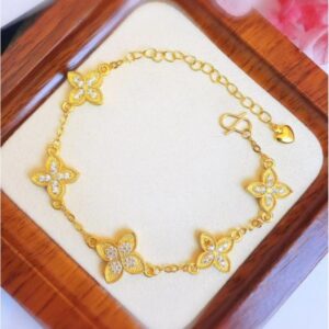 Double-sided four-leaf clover bracelet, light luxury and high-end fashion accessory for girls.