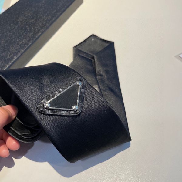 2024 Men Necktie Designer Mens Ties Fashion Neck Tie Letter Printed Bow Luxurys Designers Business Triangle Neckwear Shirt Decoration