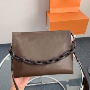 2022 Designers Wash Bag Men Womens Cosmetic Shoulder Bags Totes Women Fashion Pochette Handbags Purses Wide Strap with Box