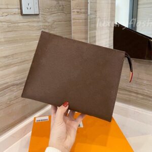 High Quality Designers Clutch Bags Men and Women Luxurys Handbags Lady Classic Large Capacity Brown Purses Business POUCH Wash Bag Wholesale