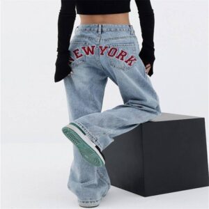 Jean boyfriend bouffant brodé au dos