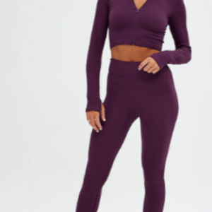 Seamless Activewear: Black Zip-Up Top for Fashionable Fitness