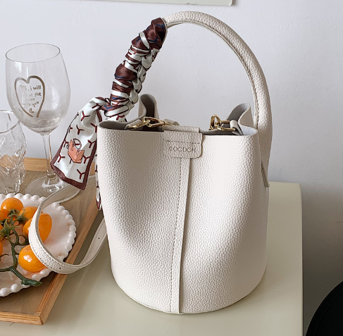 This year's popular bag female 2022 spring and summer new tide hundreds of crossbody bag texture fashion handheld bucket bag