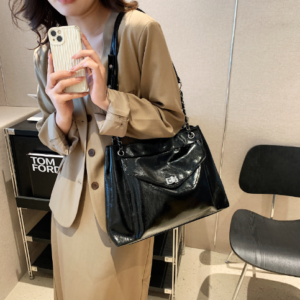 Large capacity bag female summer hundred 2023 new shoulder bag senior texture popular classroom commuting Tote bag