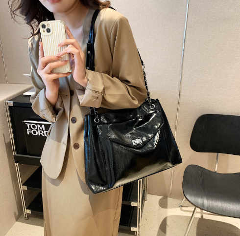 Large capacity bag female summer hundred 2023 new shoulder bag senior texture popular classroom commuting Tote bag