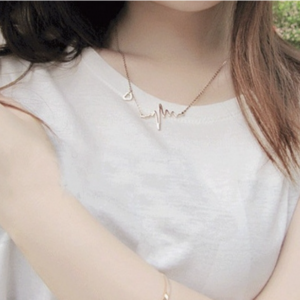 Necklace love-shaped titanium steel heart-shaped clavicle chain heart-shaped pendant necklace women’s retro necklace jewelry accessories (gold)