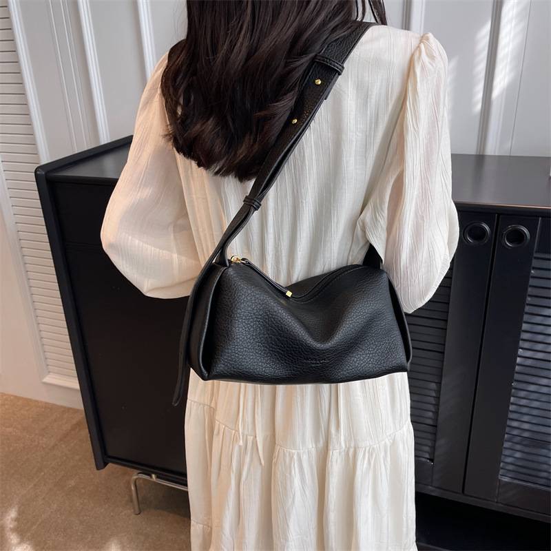 This year's popular bag women's large capacity 2023 new summer all-match one shoulder messenger bag beautiful burst pillow bag