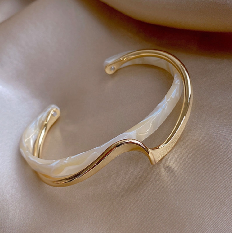 White Mother-of-Pearl Sheet Bangle with Curved Metal Jewelry SL02-80
