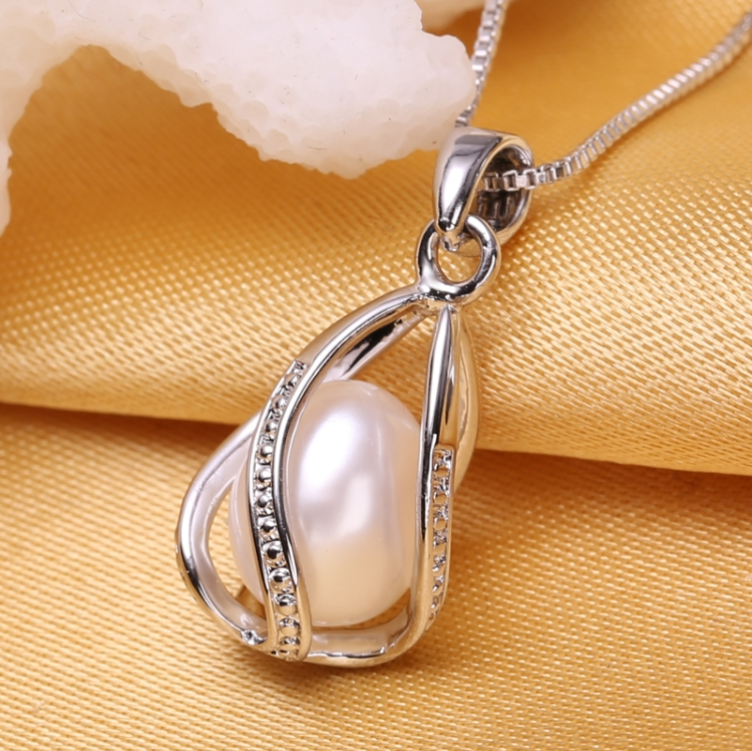 Women's Fashionable Natural Pearl Pendant Necklace
